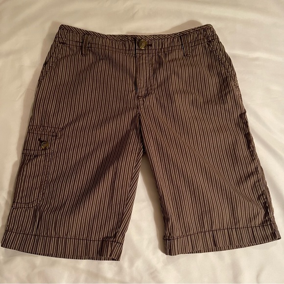 Liz Claiborne Womens Brown Pinstripe Bermuda Cargo Shorts Size 8 Slone - Picture 2 of 9